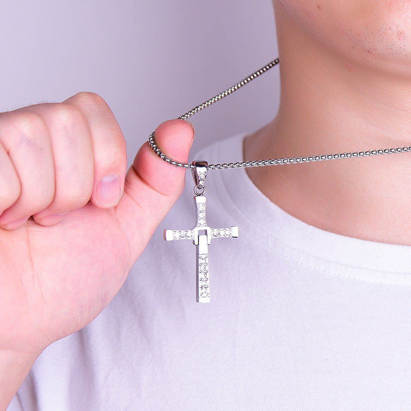 Collier avec pendentif en acier inoxydable et zircone cubique incrusté de croix