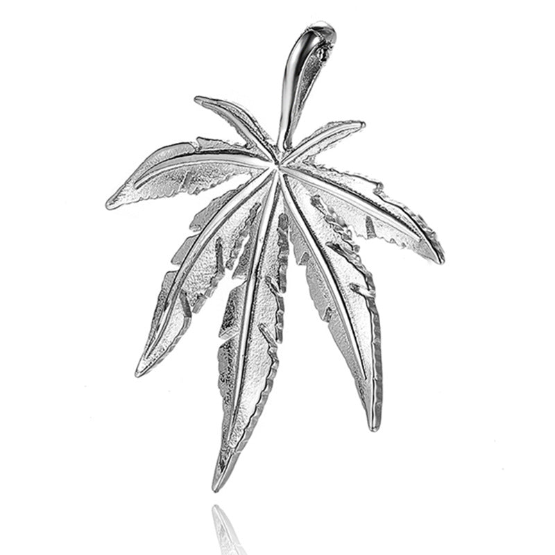 Collier avec pendentif en forme de feuille d'érable en acier inoxydable