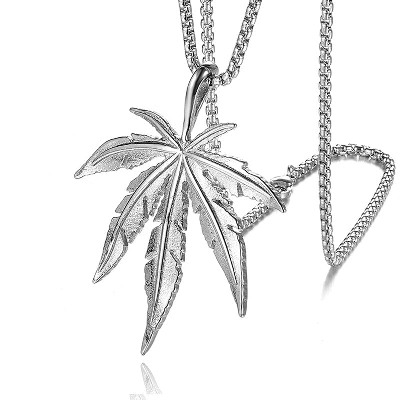 Collier avec pendentif en forme de feuille d'érable en acier inoxydable