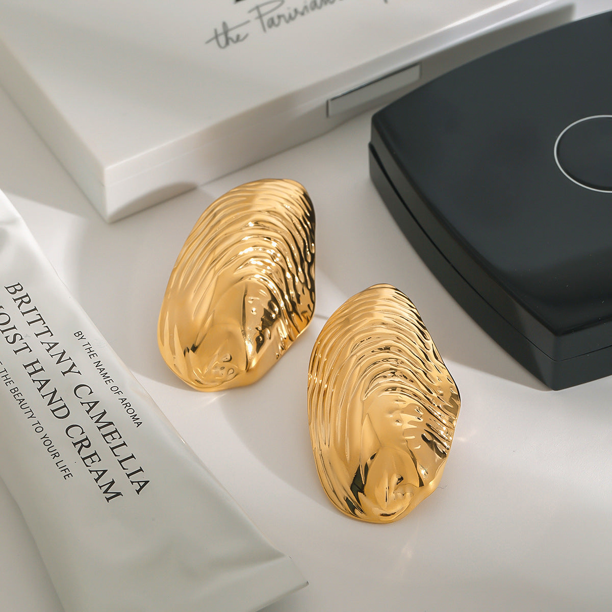 Stainless Steel Geometric Thread Clam Shell Huggie Earrings