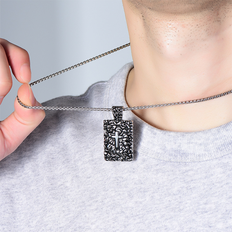 Collier pendentif en acier inoxydable avec texture de croix vintage