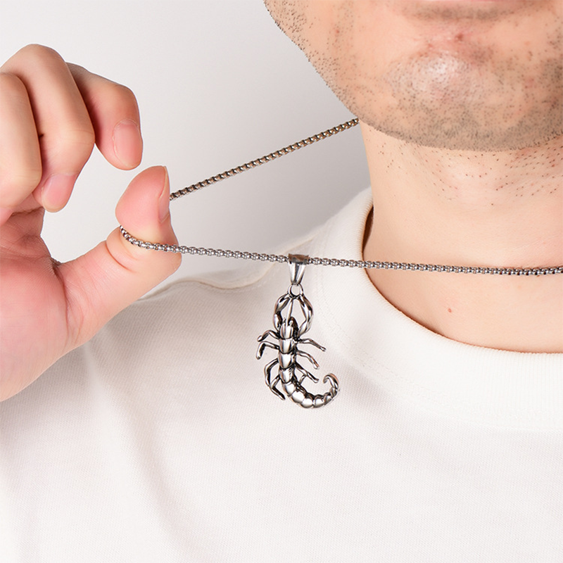 Collier pendentif scorpion en acier inoxydable