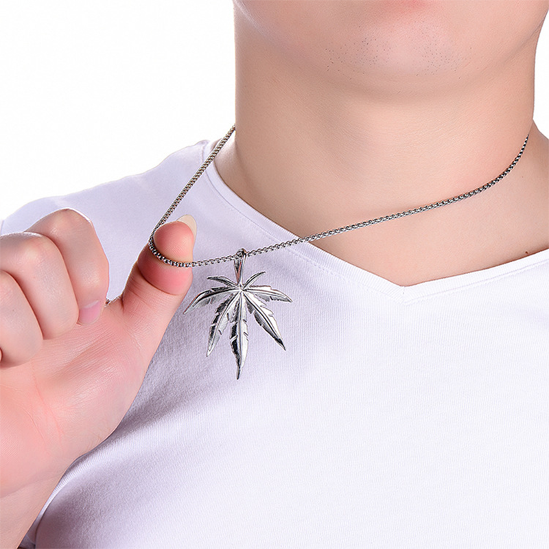 Collier avec pendentif en forme de feuille d'érable en acier inoxydable