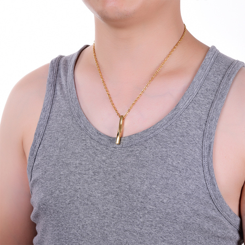 Collier avec pendentif en forme de barre torsadée en acier inoxydable