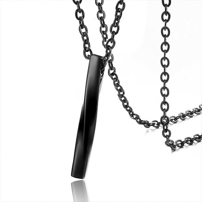 Collier avec pendentif en forme de barre torsadée en acier inoxydable