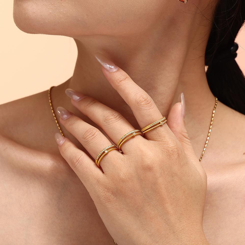 Bague en acier inoxydable avec double couche incrustée de zircone cubique