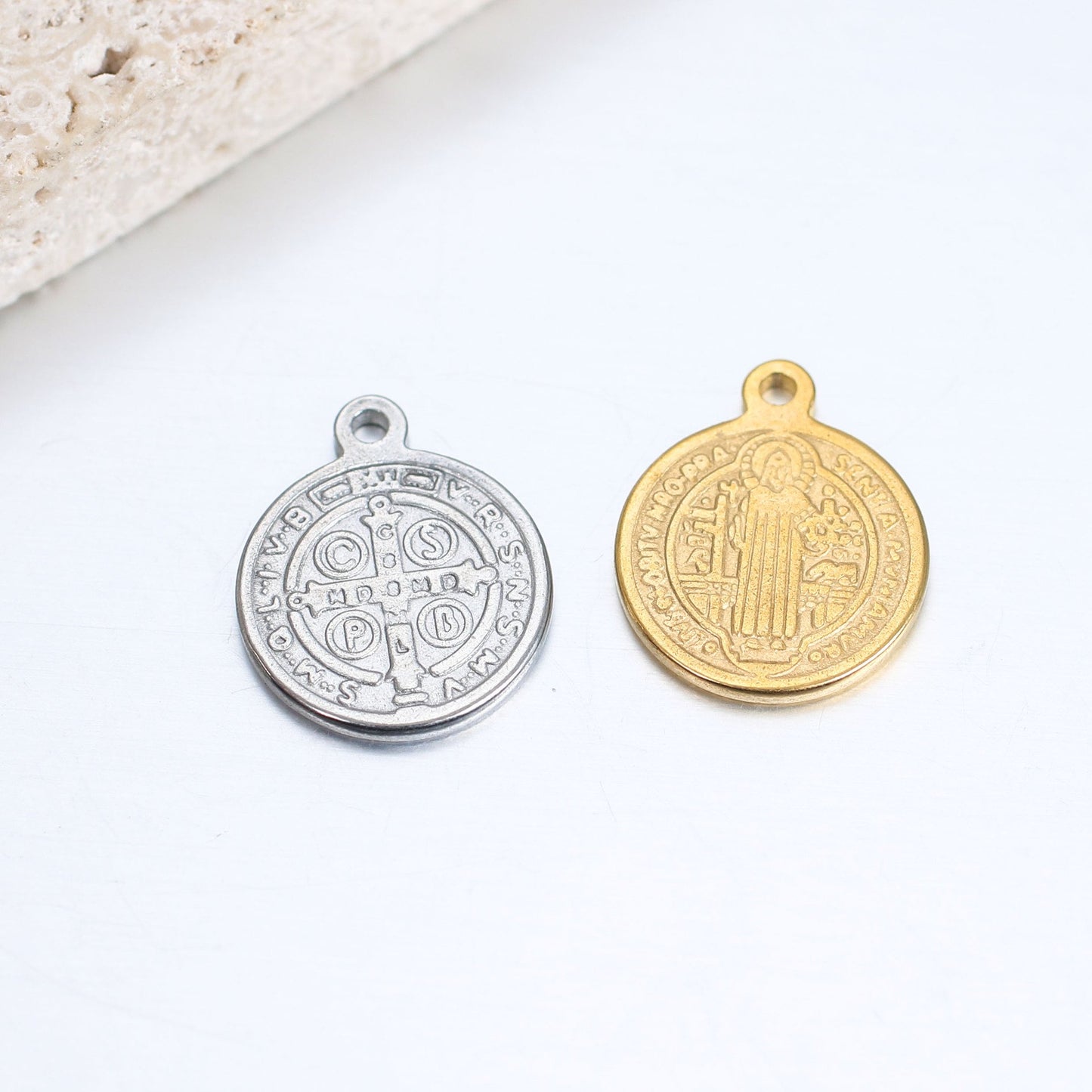 Pendentif croix en acier inoxydable avec pièce ronde