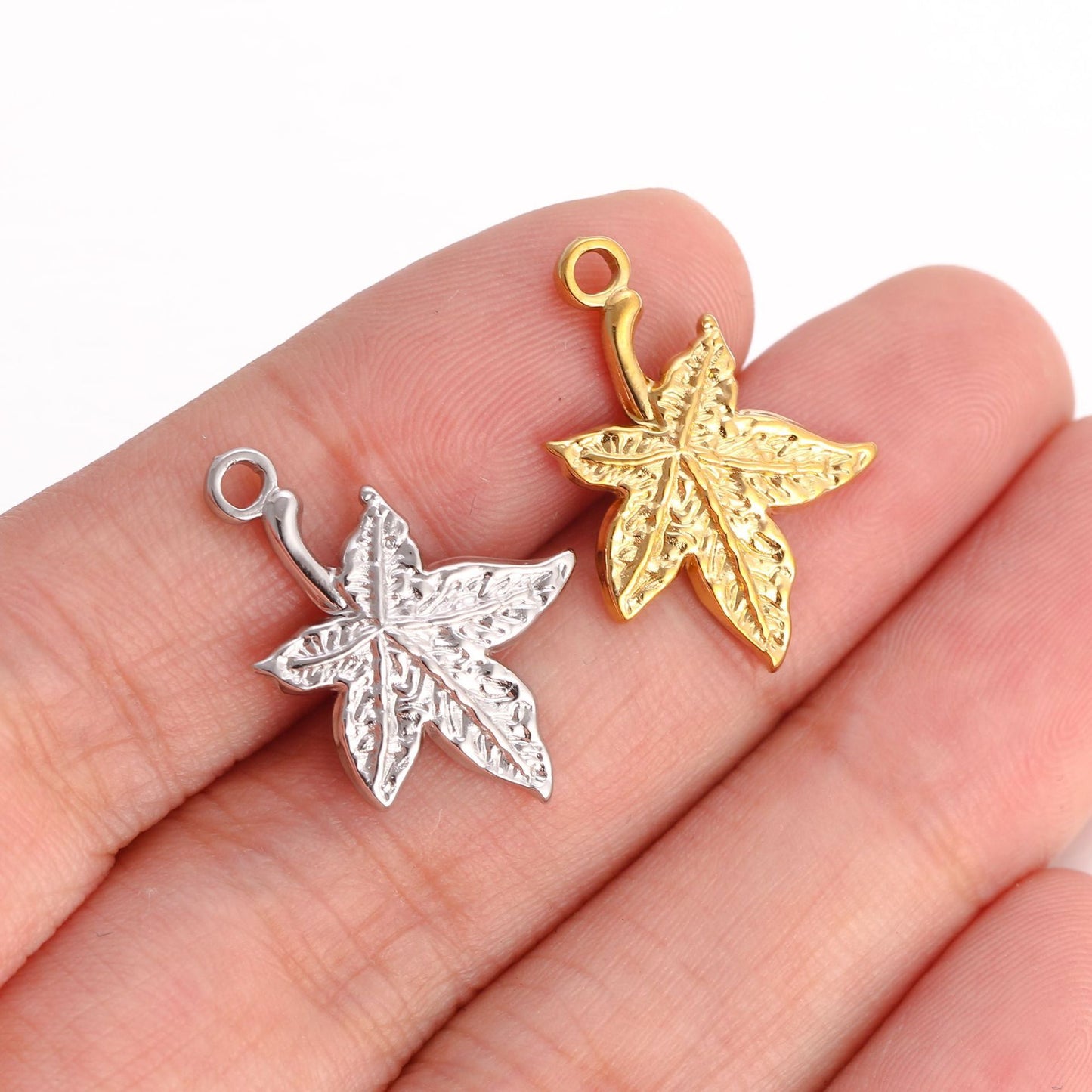 Pendentif feuille en acier inoxydable avec PVD or 18 carats et motif 3D
