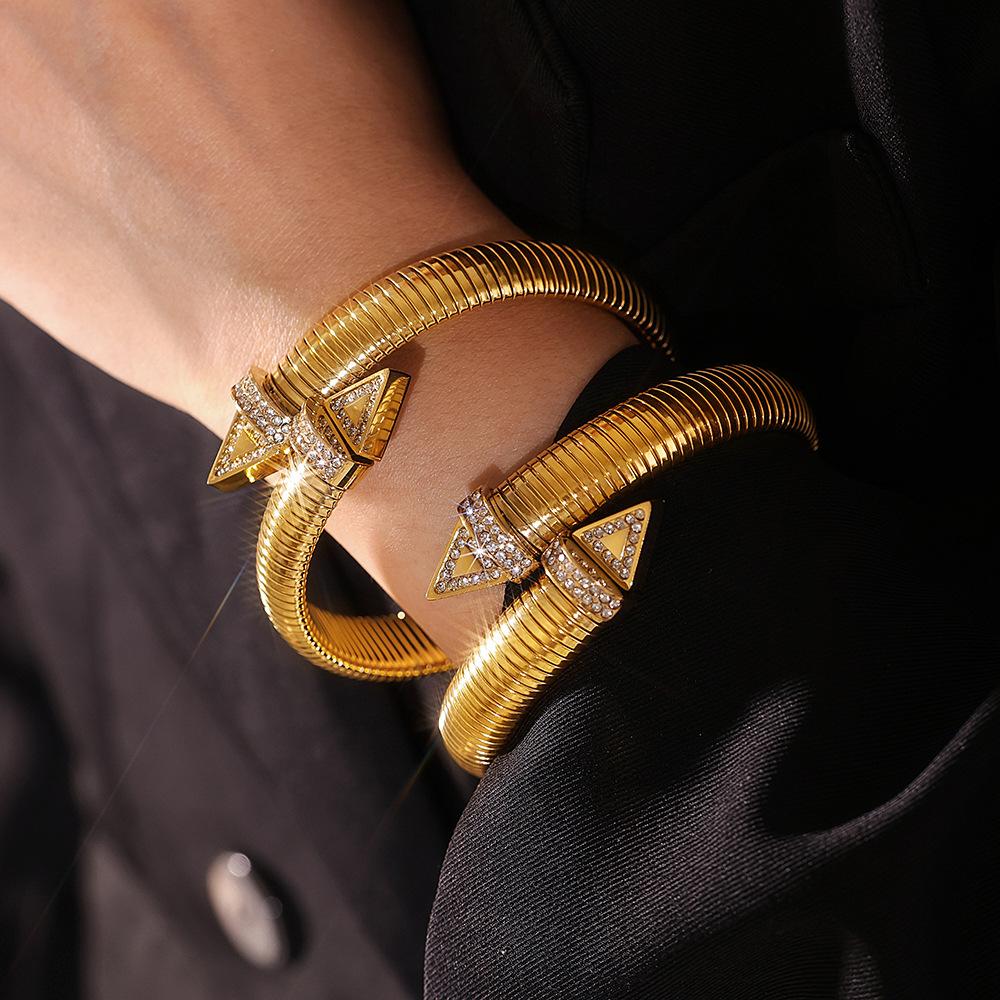 Bracelet manchette avec incrustation triangulaire en oxyde de zirconium