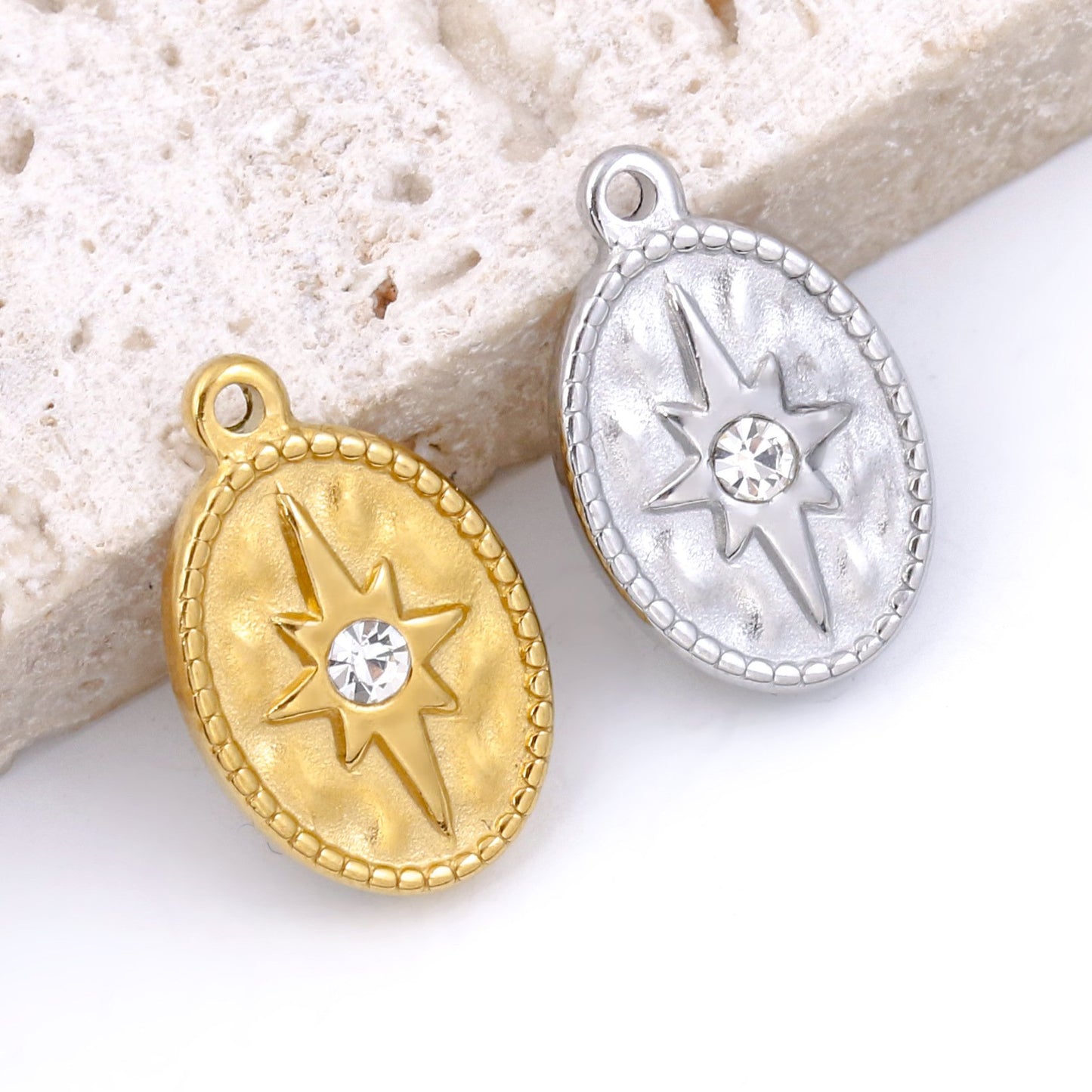 Pendentif étoile à huit branches ovale en acier inoxydable et oxyde de zirconium