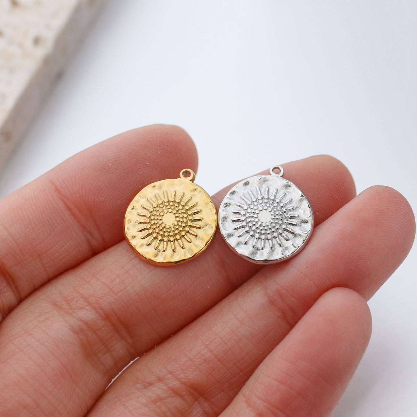 Pendentif rond en acier inoxydable en forme de tournesol pour femme
