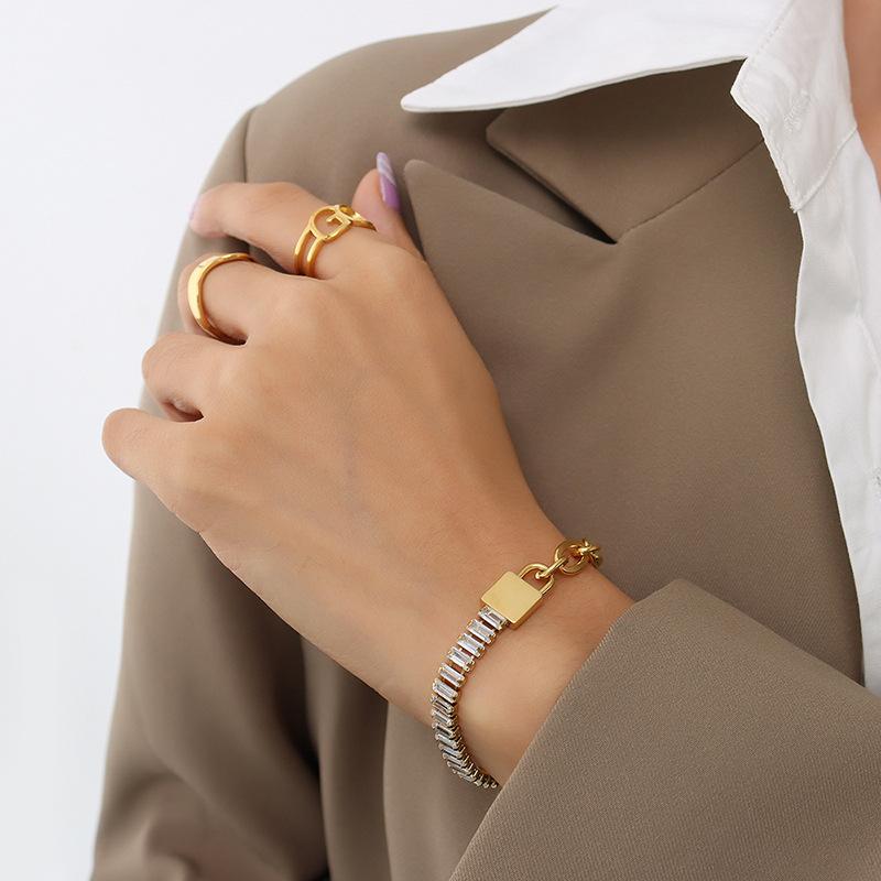 Pulsera de eslabones con cadena de circonitas PVD en oro de 18 quilates con forma de candado