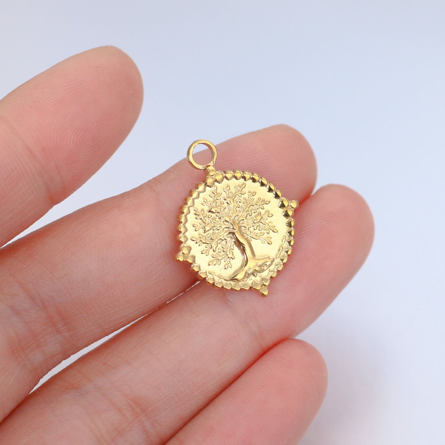 Pendentif rond en acier inoxydable représentant l'arbre de vie