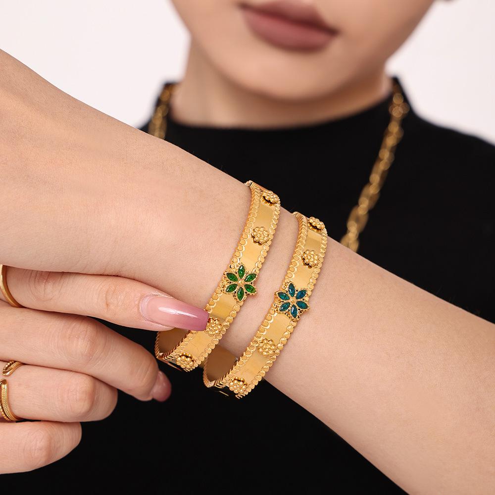 Stainless Steel Snowflake Shaped Cubic Zirconia Bangle Bracelet