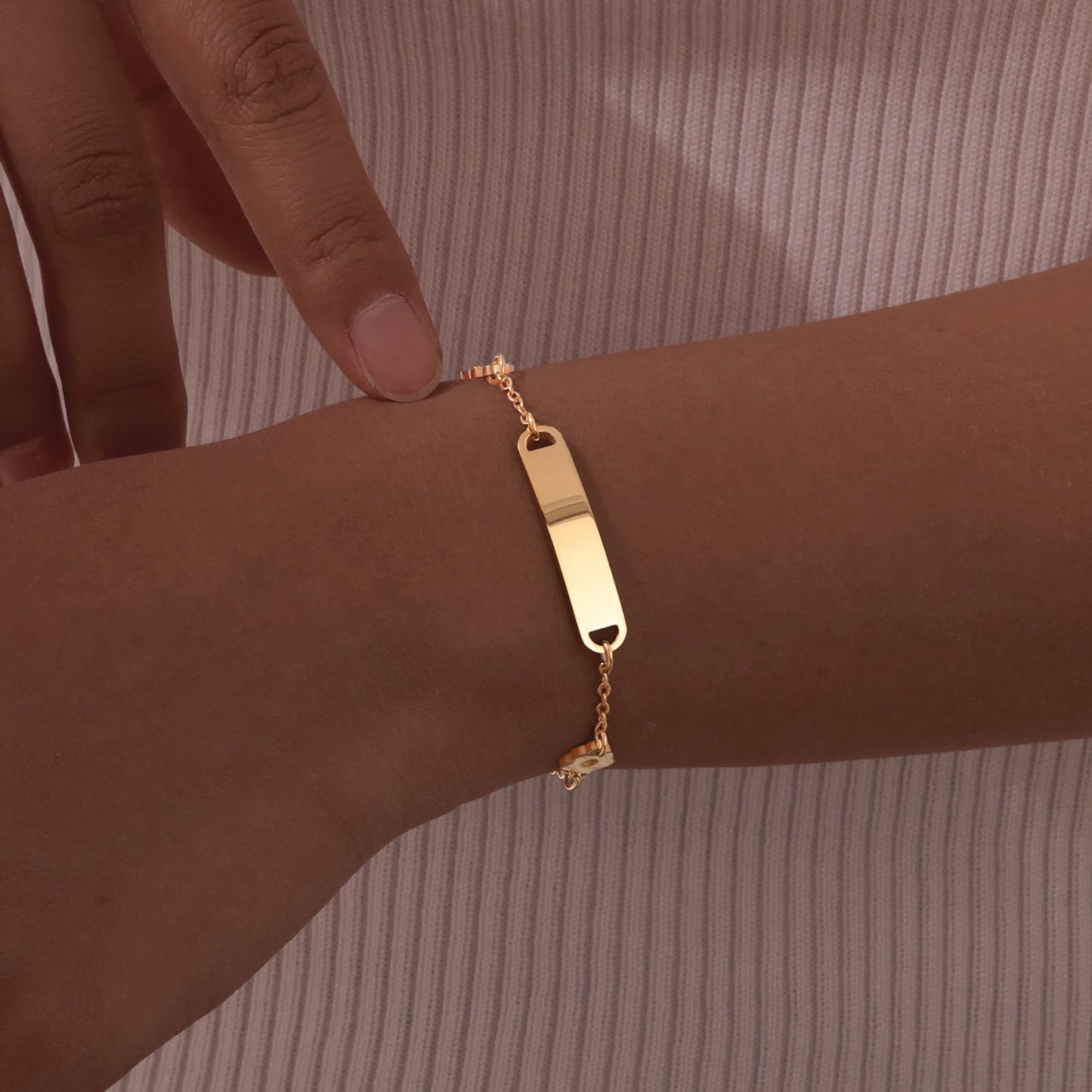 Bracelet à breloques vierge en acier inoxydable avec fleur