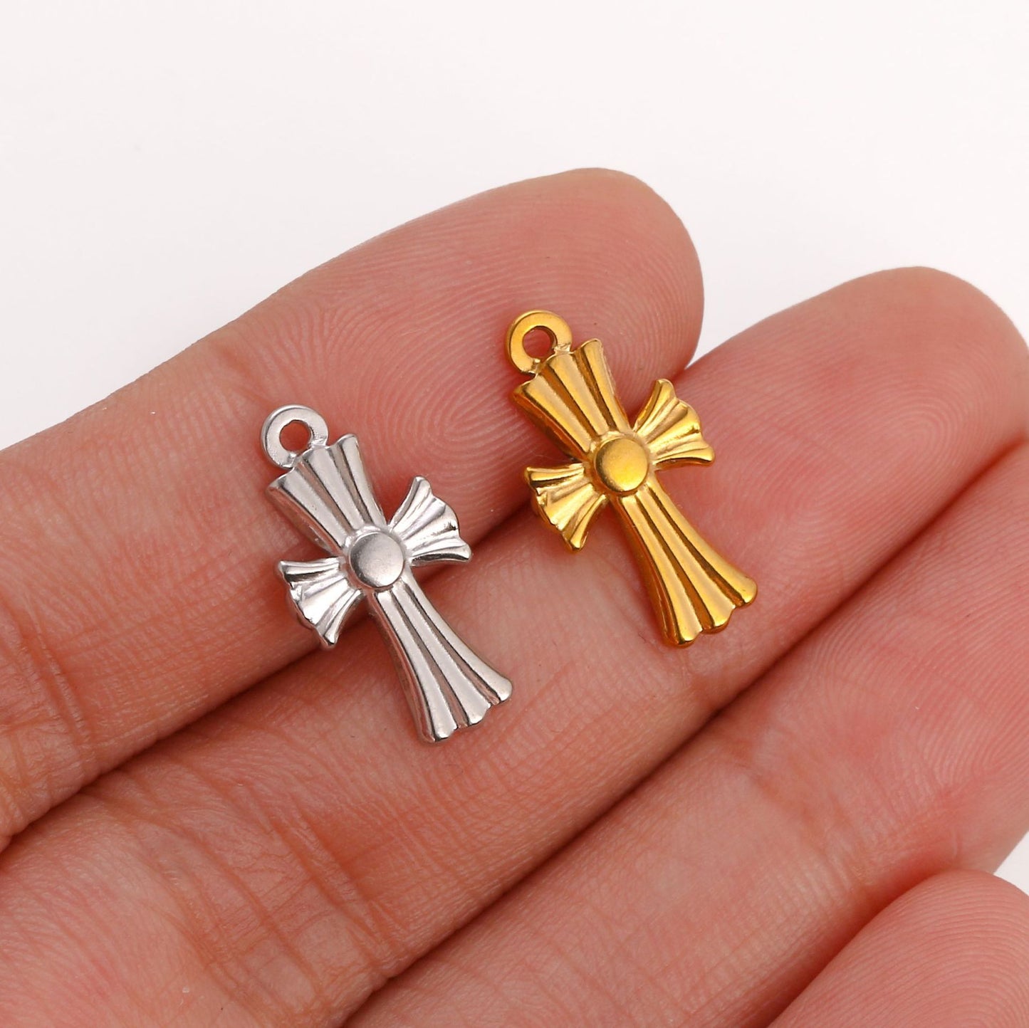Pendentif en acier inoxydable avec motif en croix