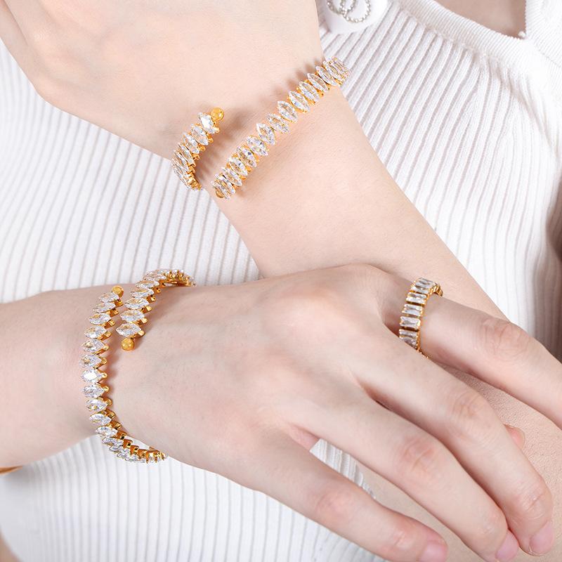Brazalete con circonita cúbica y diamantes geométricos