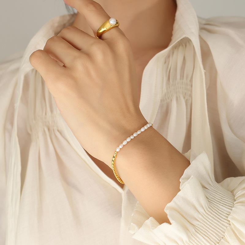 Pulsera de cadena con perlas de agua dulce PVD en oro de 18 quilates