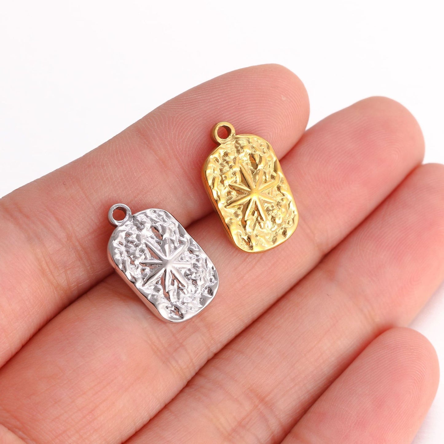 Pendentif rectangulaire en acier inoxydable avec étoile à six branches et revêtement PVD or 18 carats