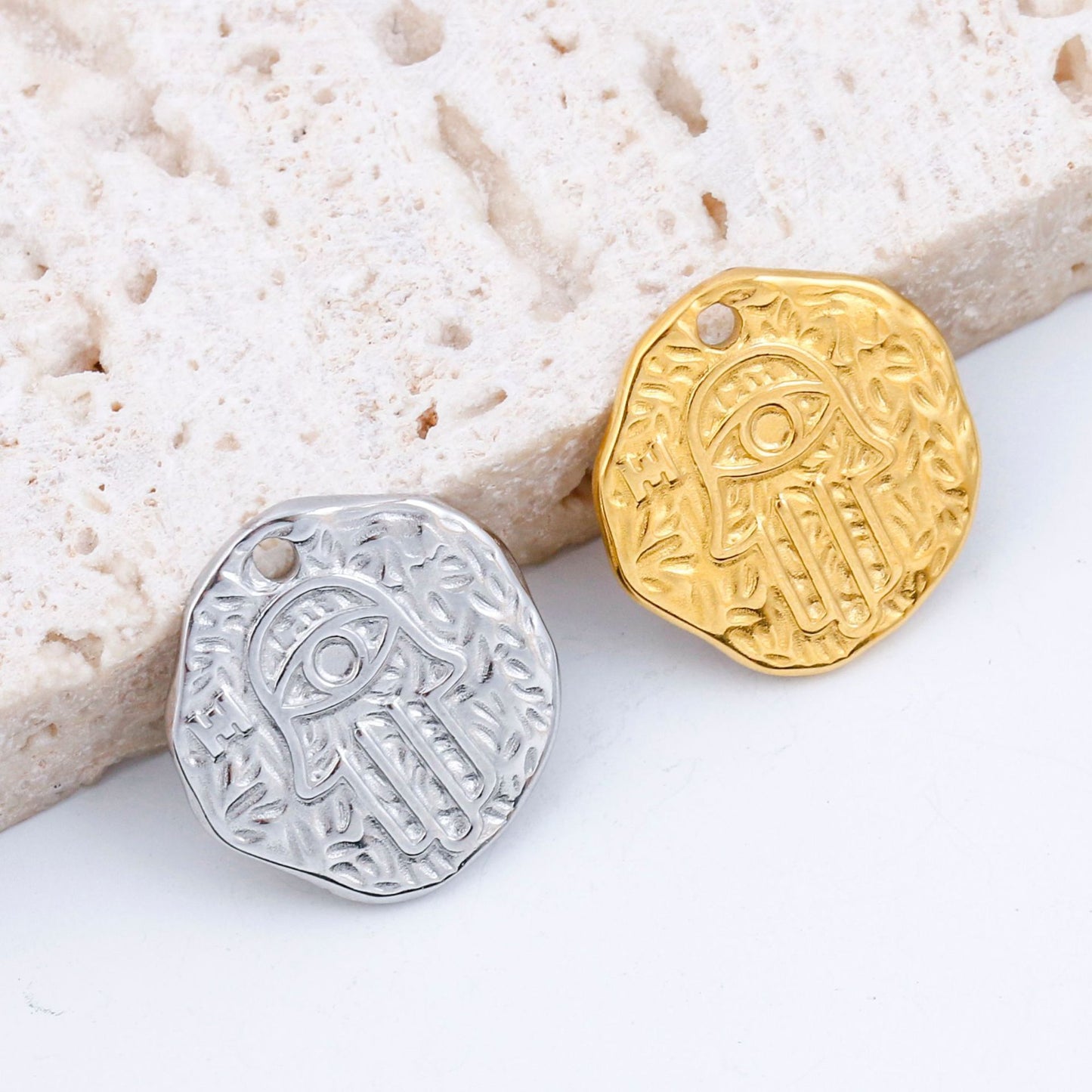 Pendentif rond irrégulier main de Fatima