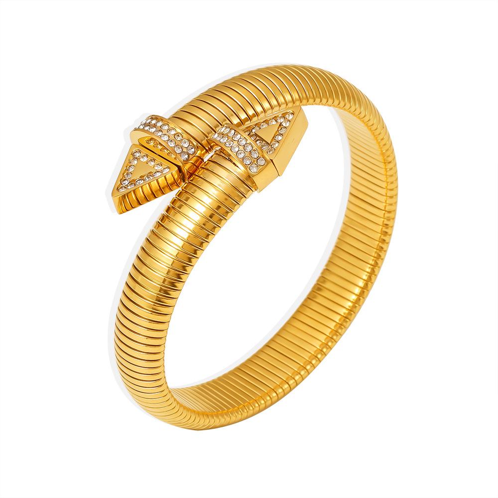Bracelet manchette avec incrustation triangulaire en oxyde de zirconium