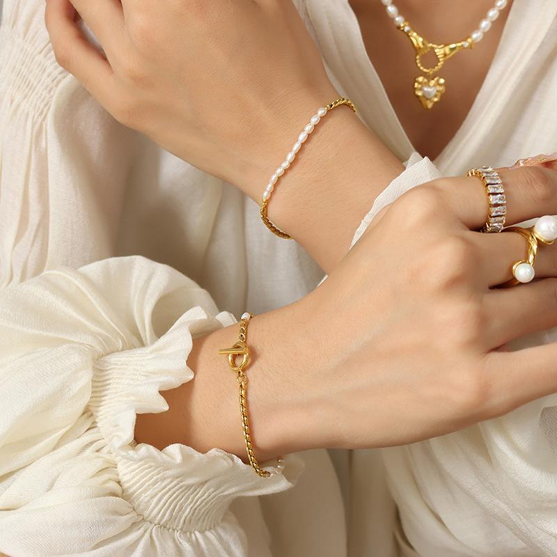 Pulsera de cadena con perlas de agua dulce PVD en oro de 18 quilates