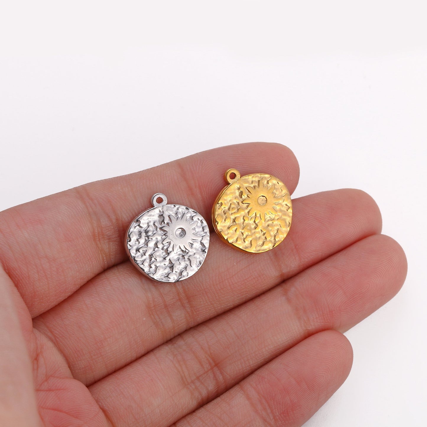 Pendentif rond irrégulier en acier inoxydable en forme de soleil