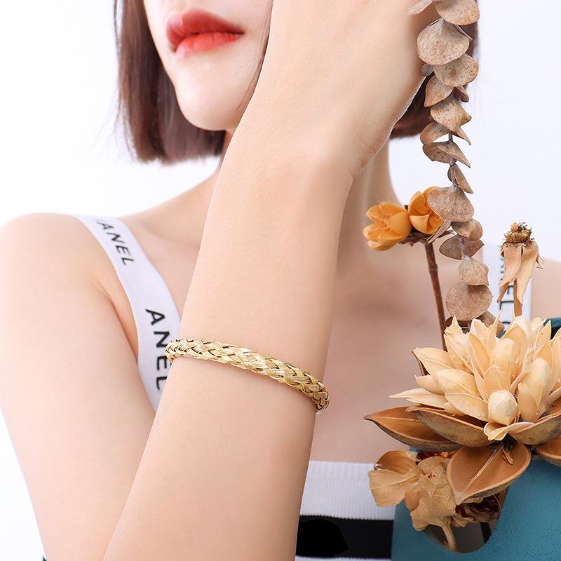 Pulsera ajustable con cadena tipo cuerda con PVD en oro de 18 quilates