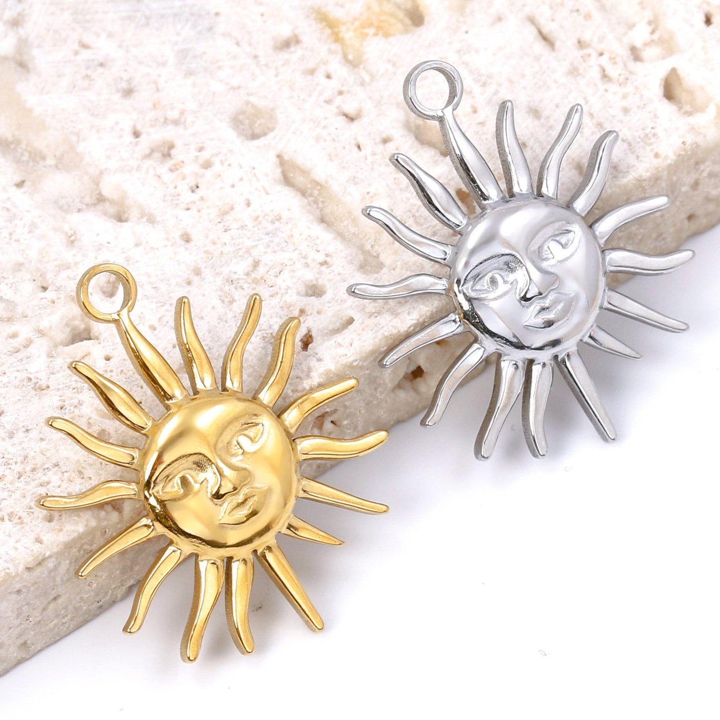 Pendentif en acier inoxydable avec visage humain et soleil