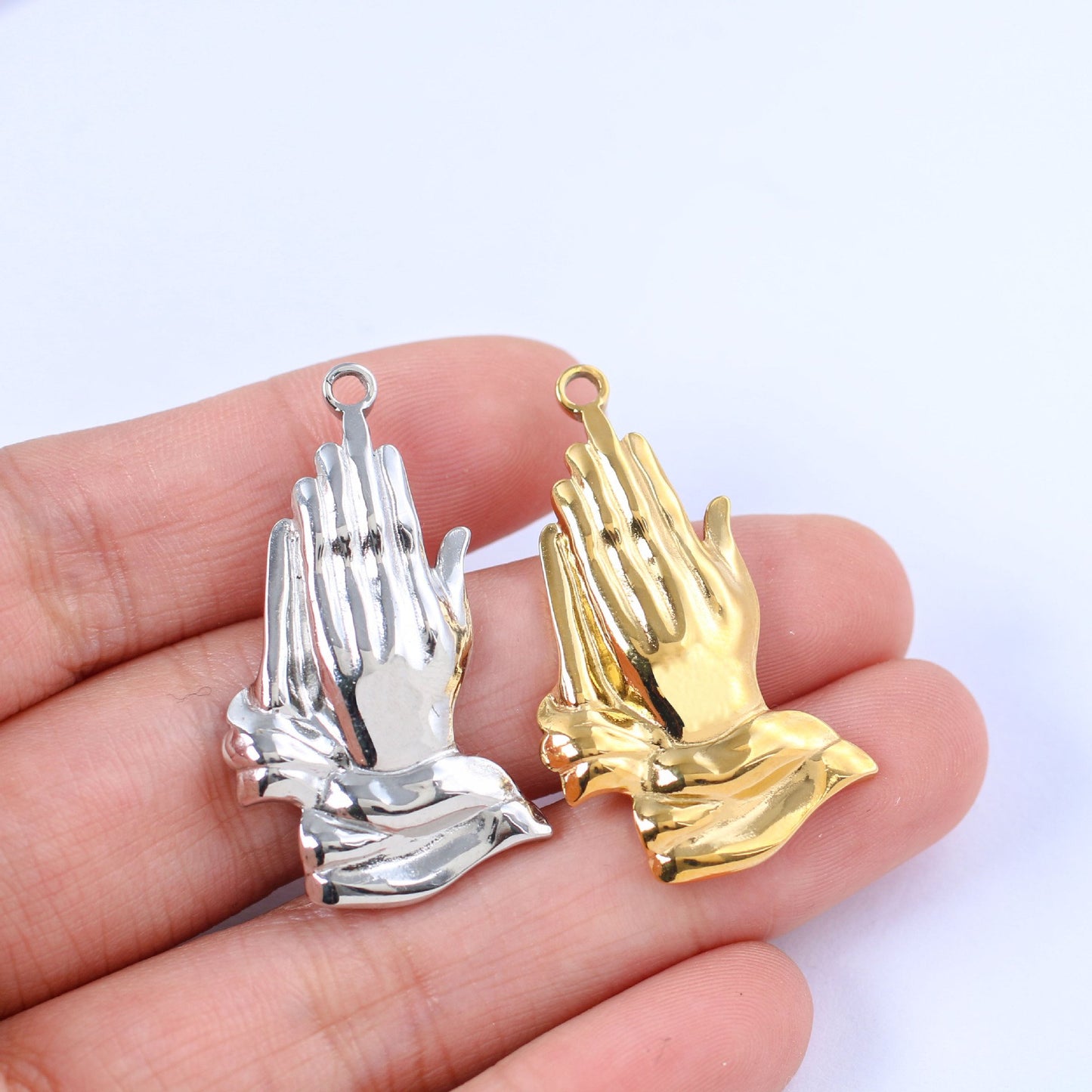 Pendentif en acier inoxydable représentant des mains en prière