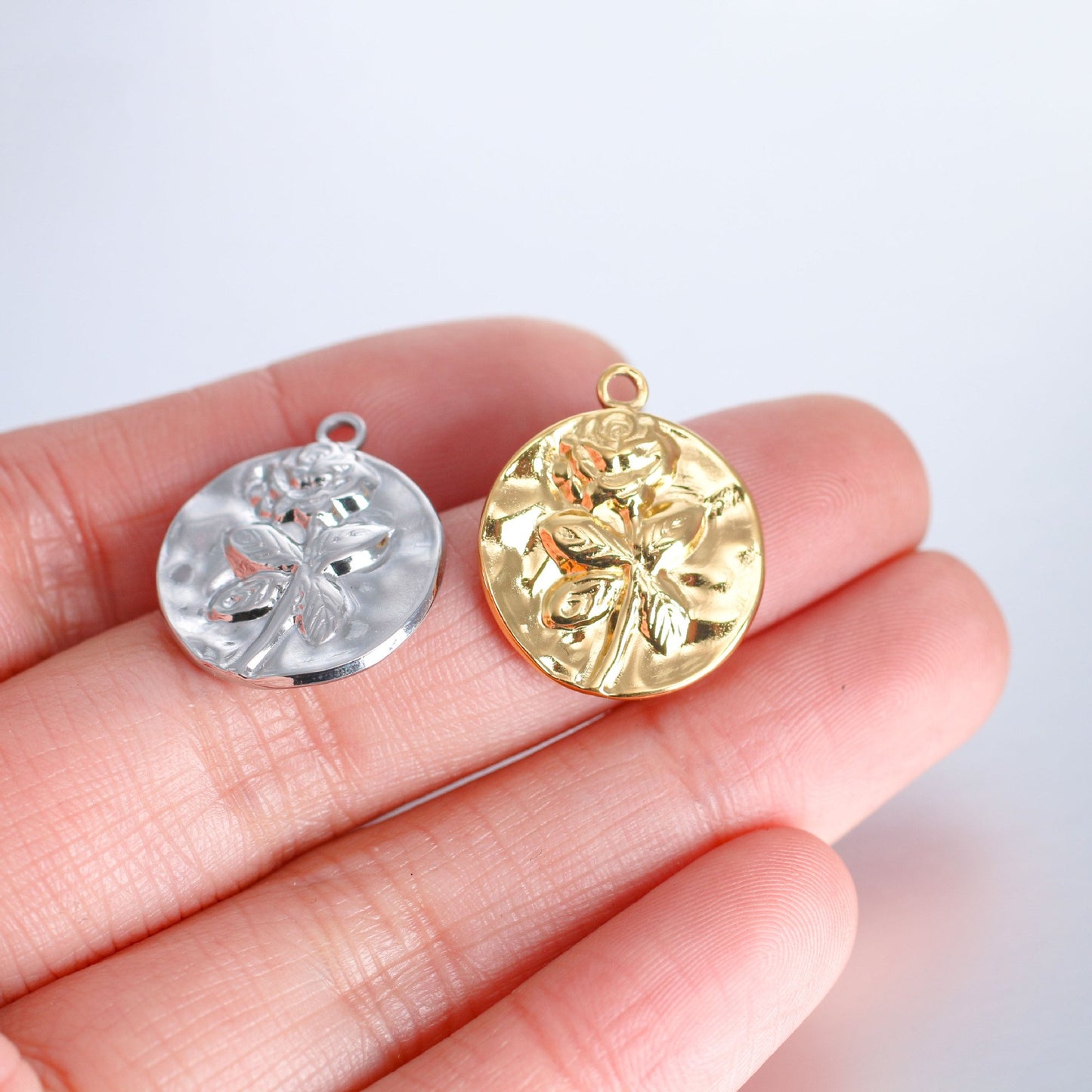 Pendentif rond en acier inoxydable avec rose