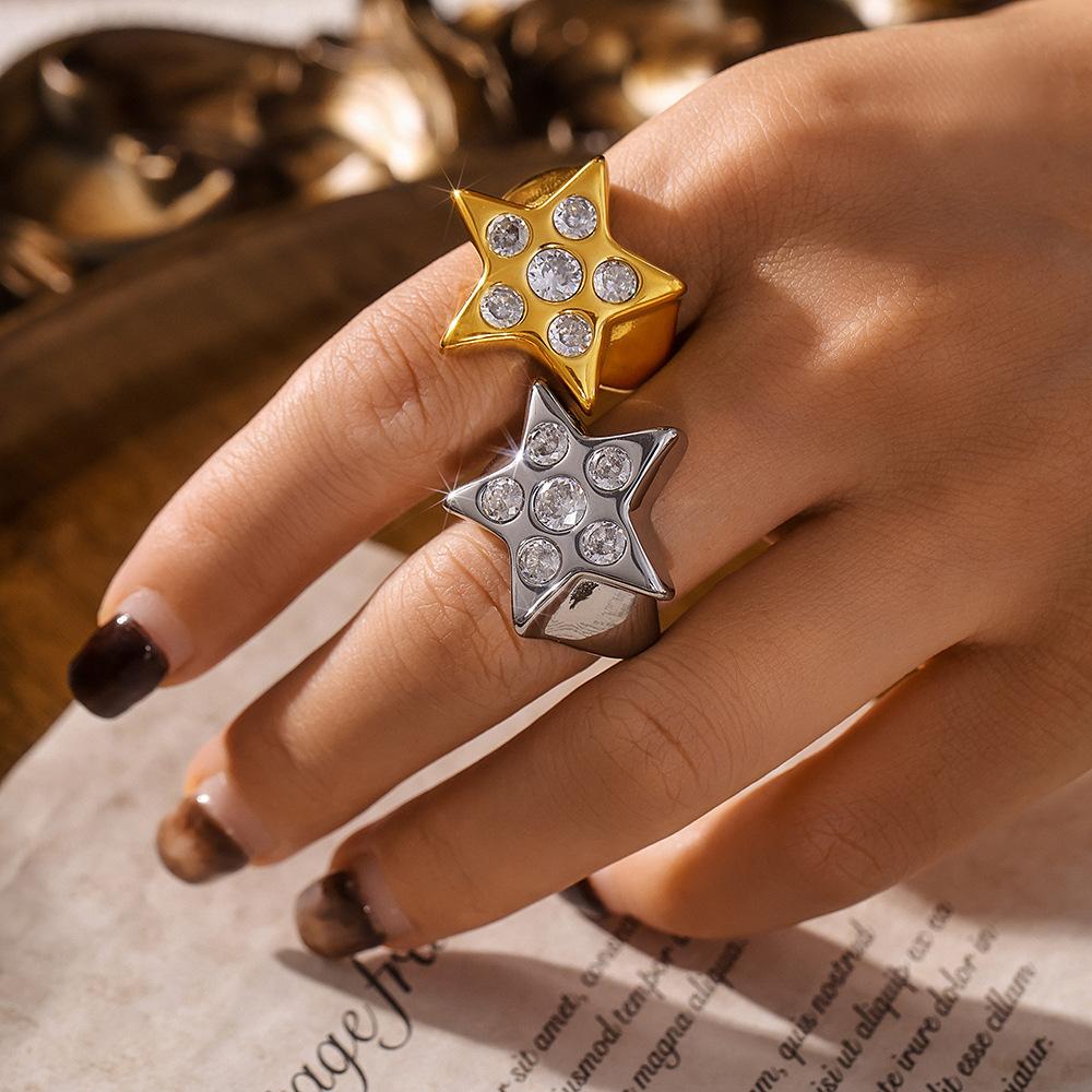Bague en acier inoxydable avec incrustation d'étoiles et zircone cubique