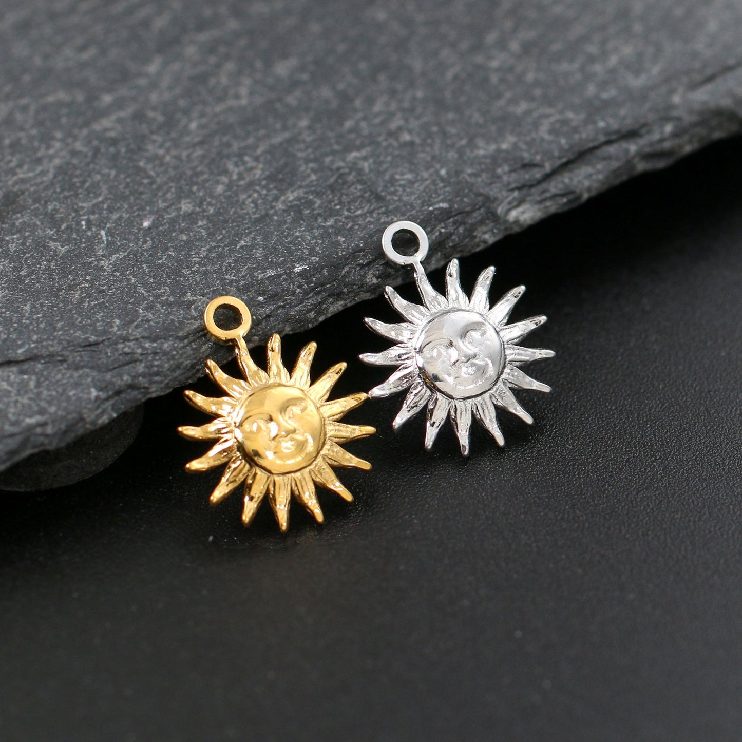 Pendentif Smiley Soleil en acier inoxydable