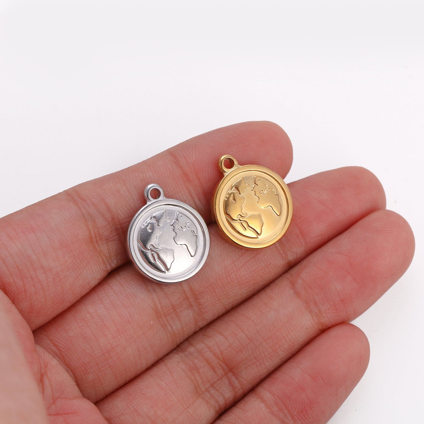 Pendentif rond en acier inoxydable représentant une carte