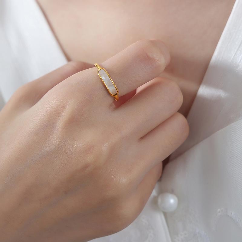 18K Gold PVD Temperament White Seashells Ring