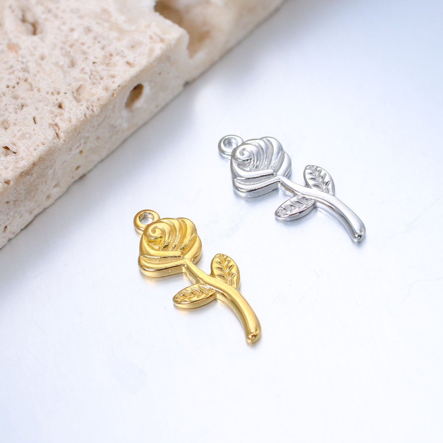 Pendentif en acier inoxydable avec rose