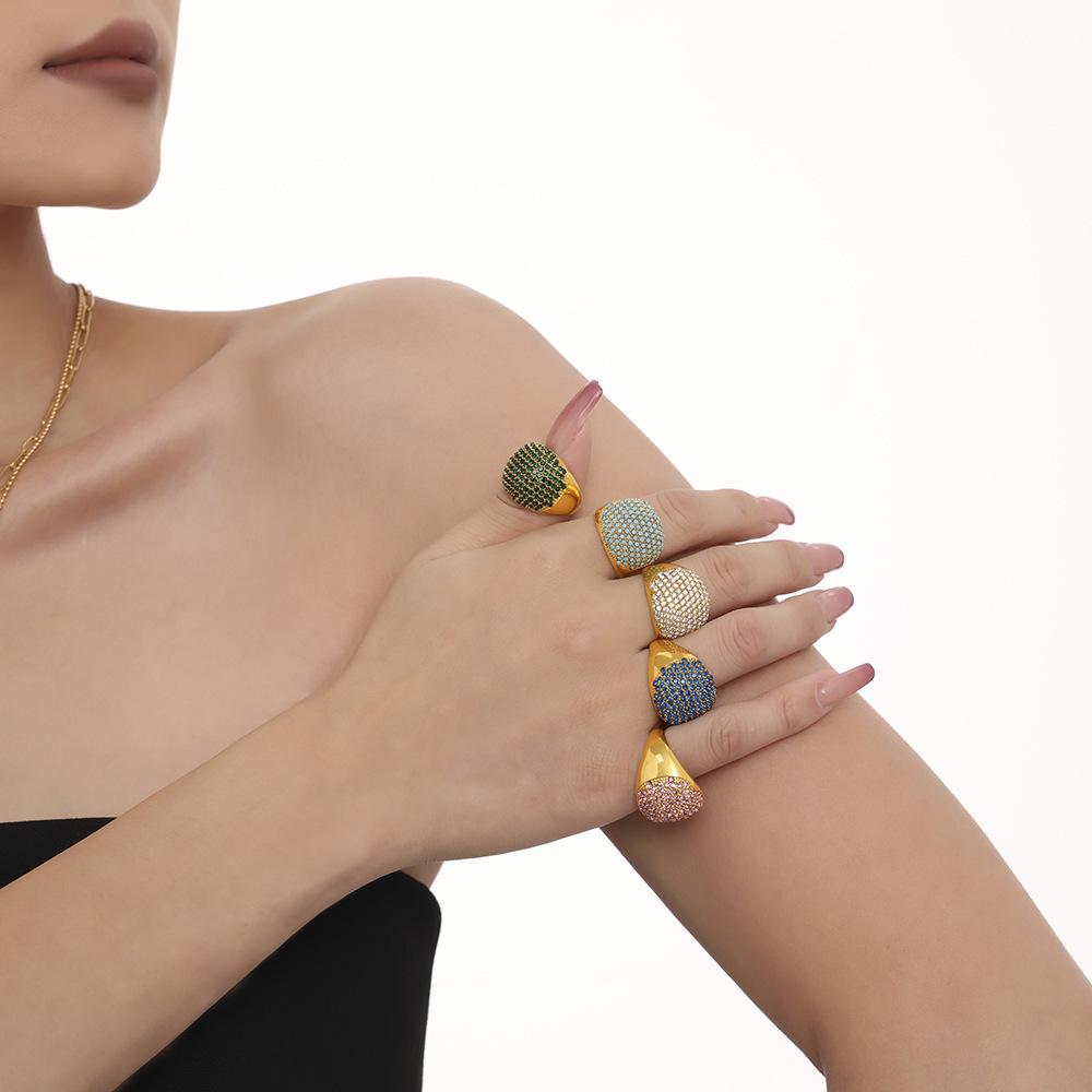 Bague en acier inoxydable avec zircone cubique et gypsophile