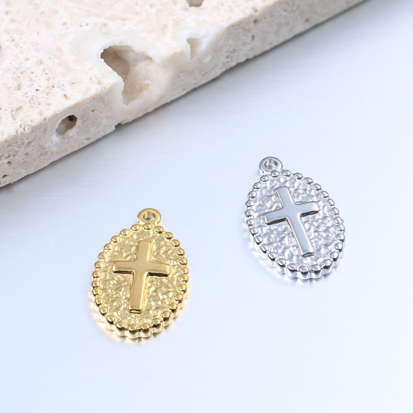 Pendentif en forme de croix ovale en acier inoxydable