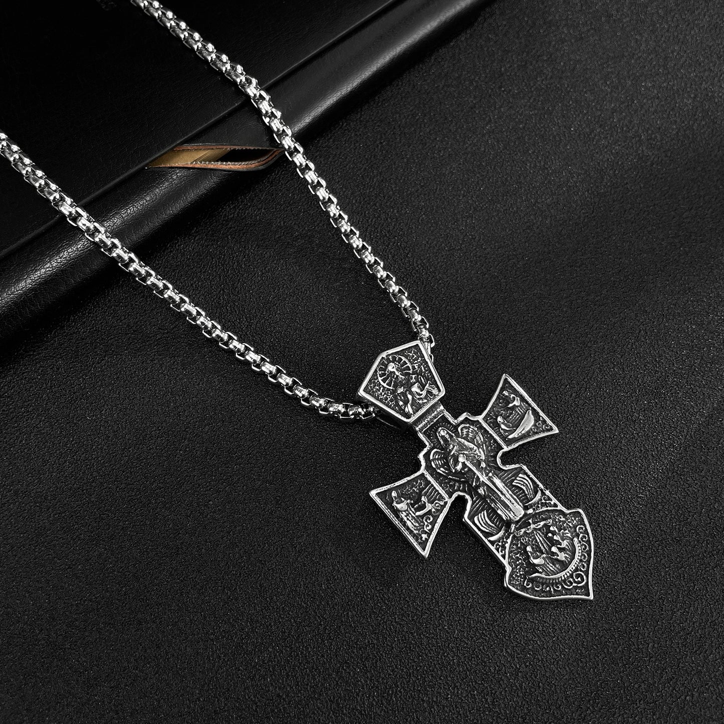 Collier avec pendentif en forme de croix missionnaire en acier inoxydable