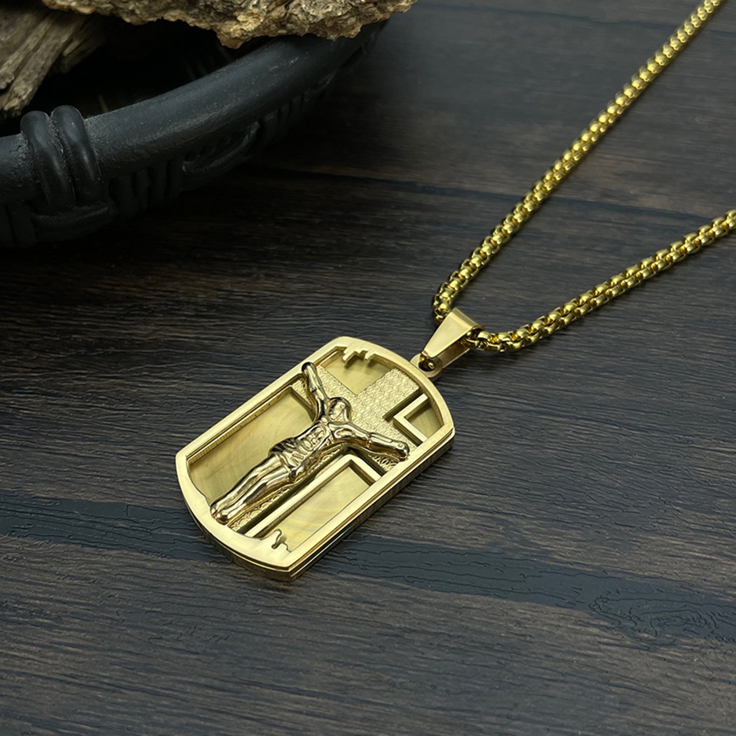 Collier avec pendentif en forme d'épée croisée en acier inoxydable