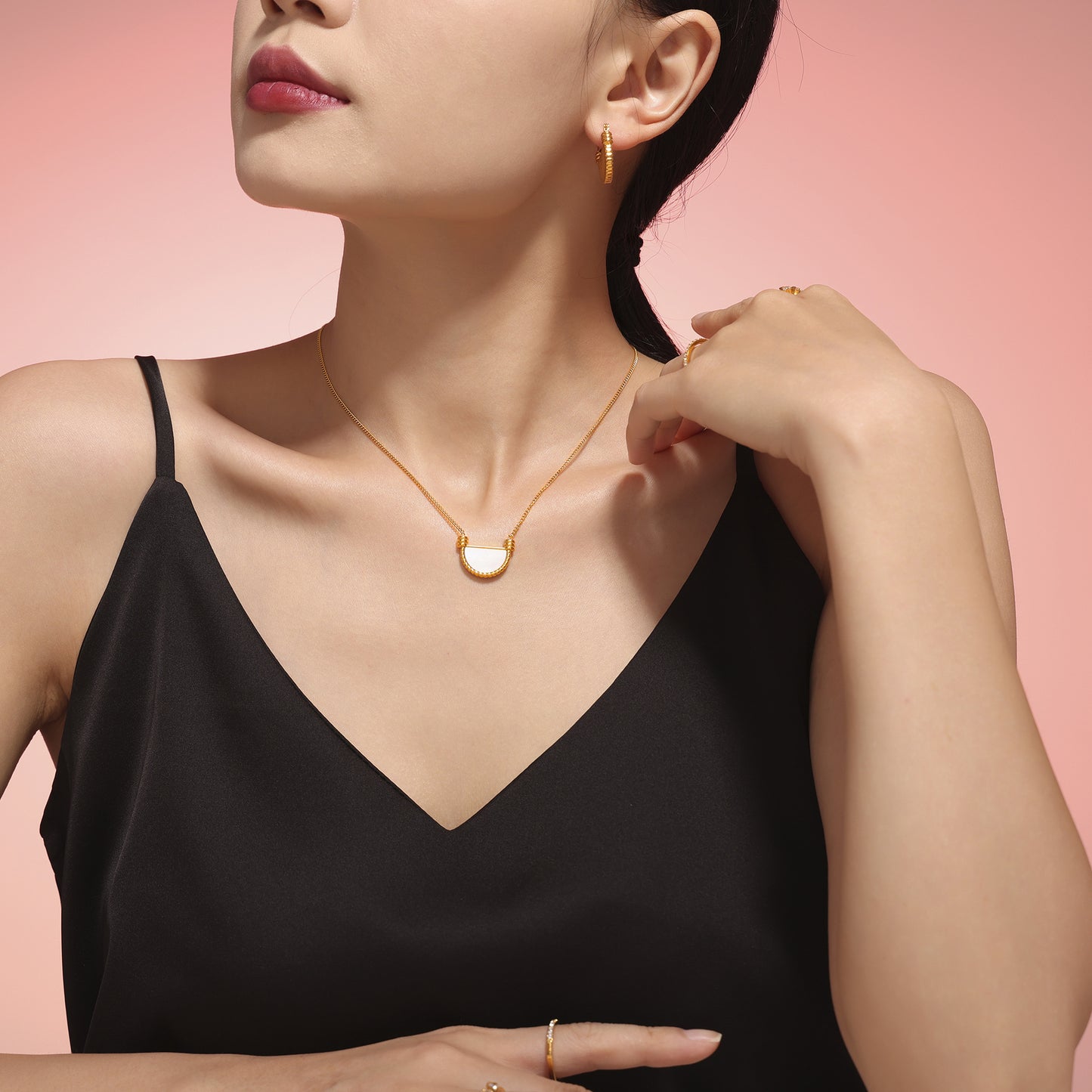 Stainless Steel Half-circle Lace Inlay Natural Fritillaria Pendant Necklace