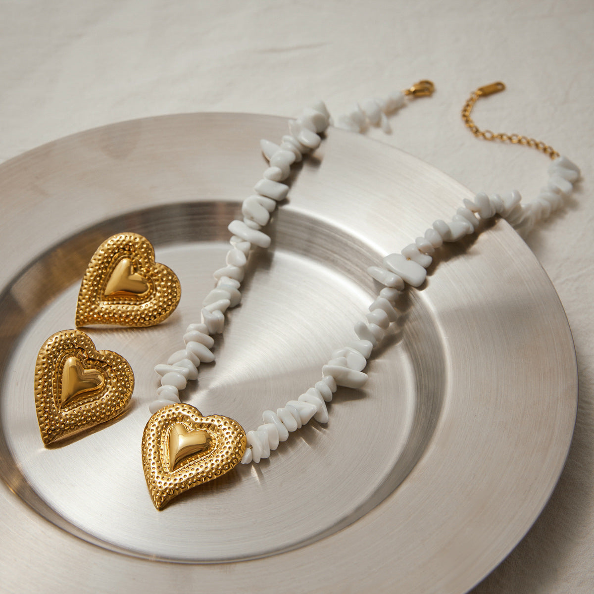 Stainless Steel Hammer Patterned Heart-shaped White Crushed Stone Necklace