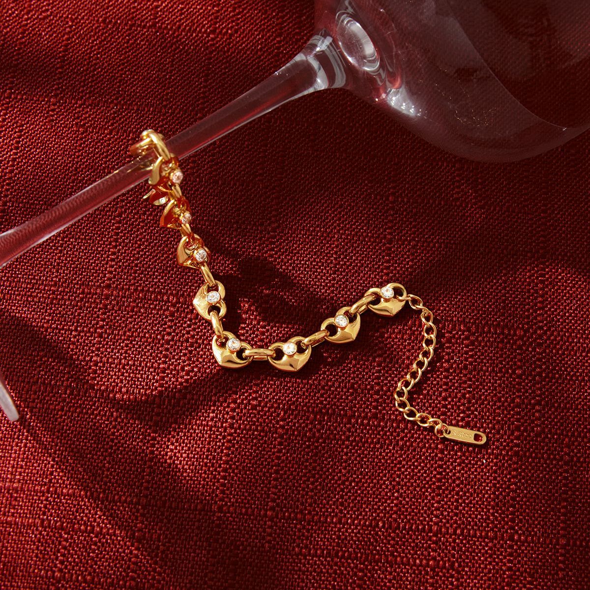 Stainless Steel CZ Heart-shaped Pig Nose Buckle Bracelet