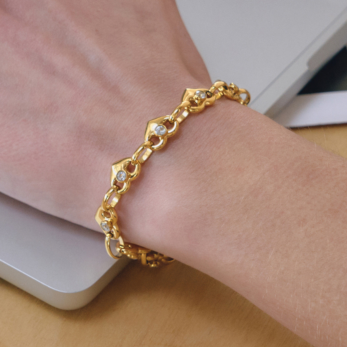 Stainless Steel CZ Heart-shaped Pig Nose Buckle Bracelet