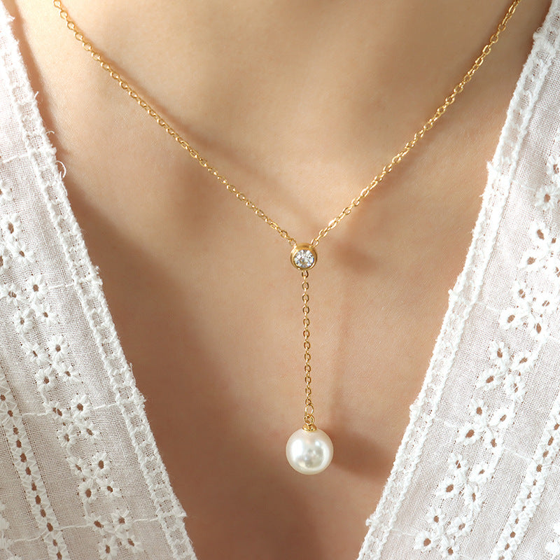 Collier en or 18 carats PVD avec une seule perle d'imitation CZ