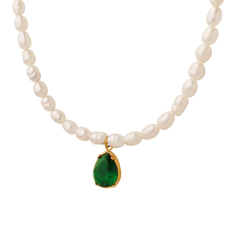 Collier de perles d'eau douce avec pendentif en zircone cubique verte