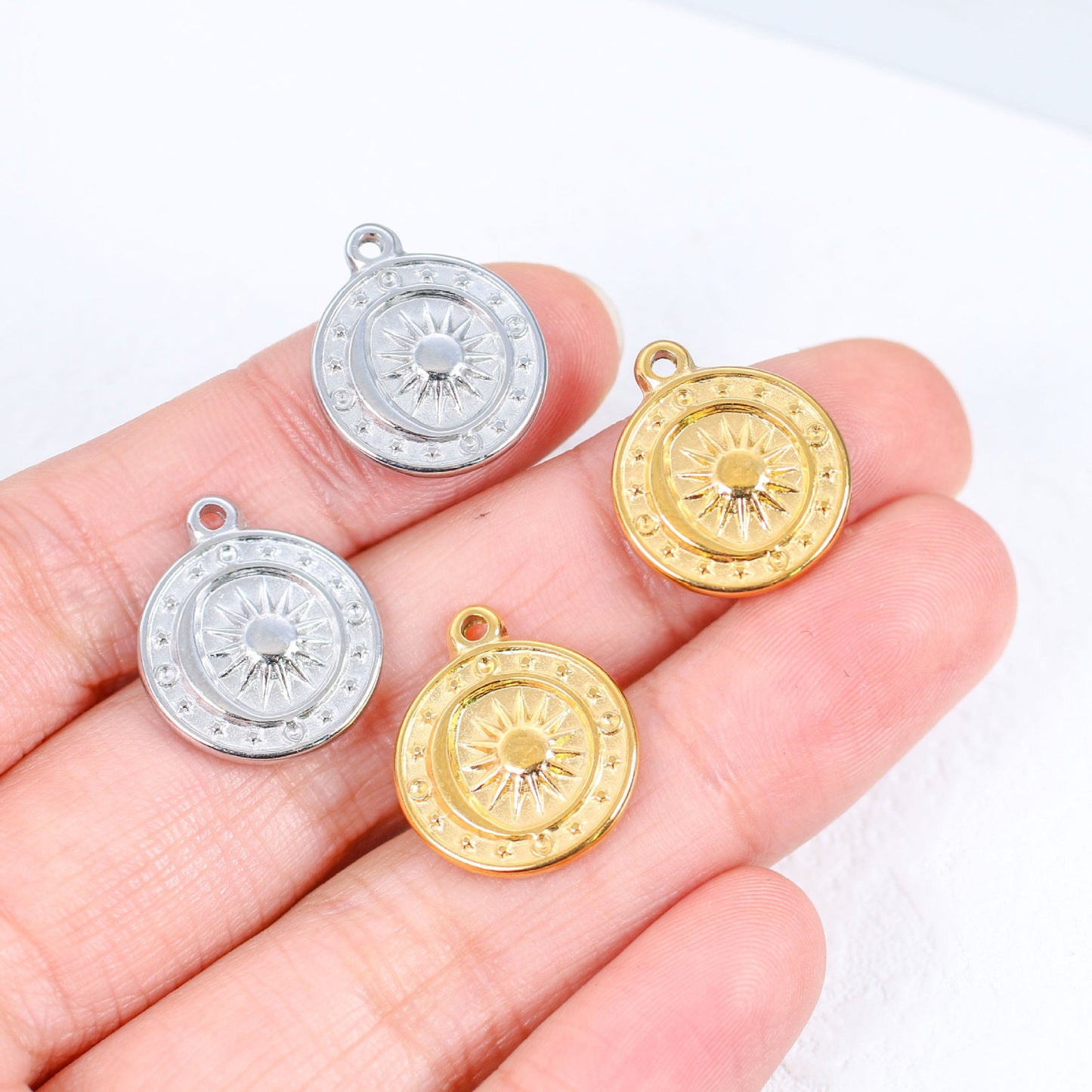 Pendentif rond en acier inoxydable en forme de soleil