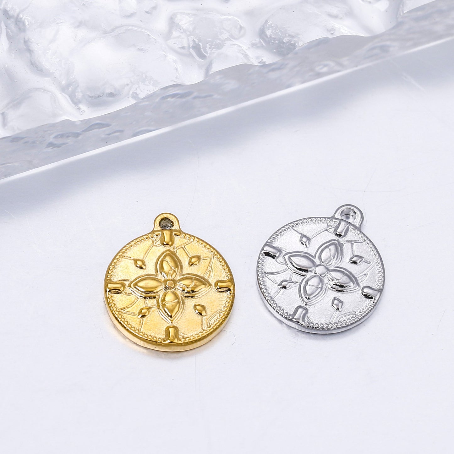 Pendentif rond en acier inoxydable avec trèfle à quatre feuilles