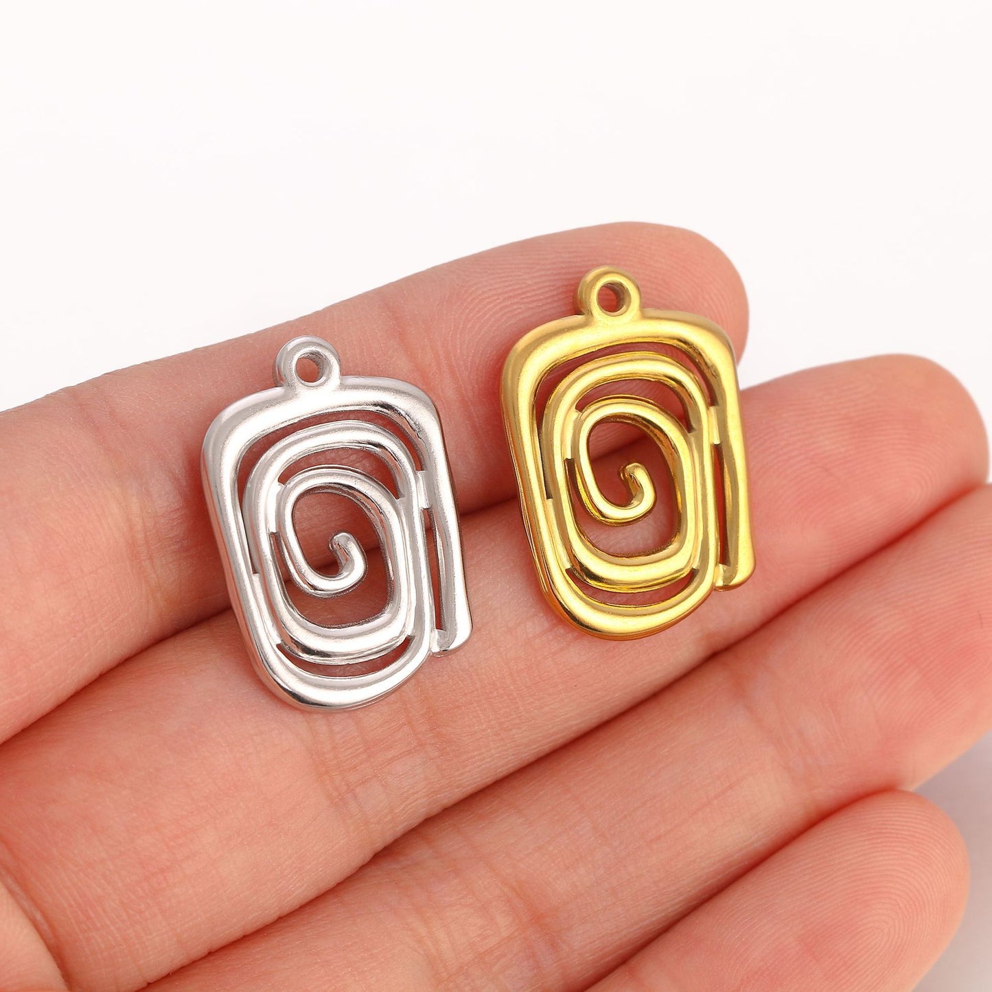 Pendentif carré creux en spirale en acier inoxydable