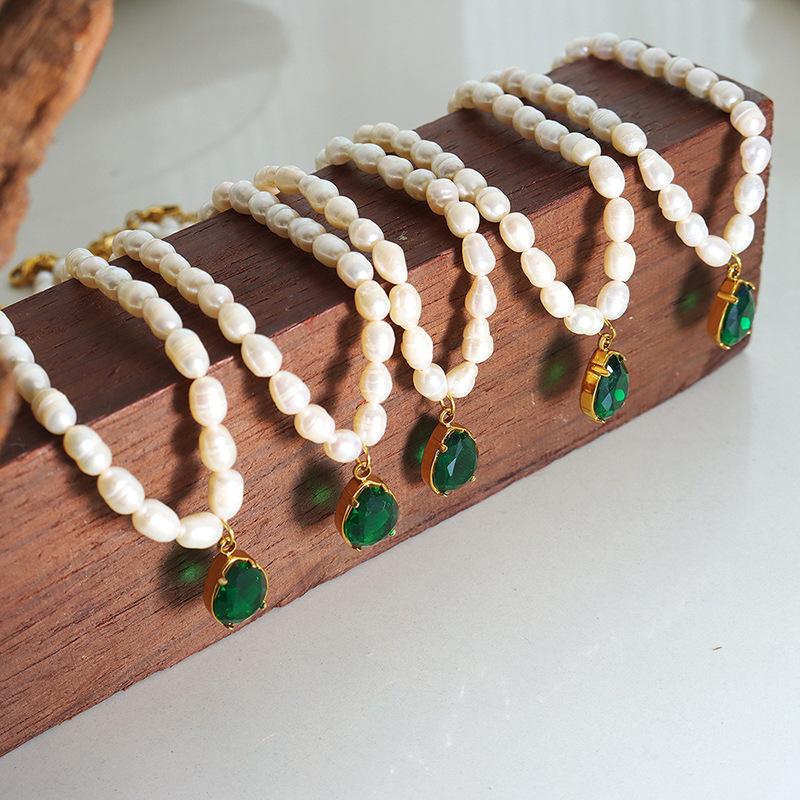 Collier de perles d'eau douce avec pendentif en zircone cubique verte